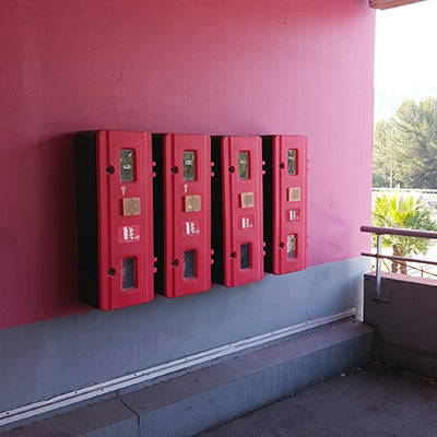 Fire extinguisher break-glass box 830 x 310 x 265mm | Skápar og standar fyrir slökkvitæki